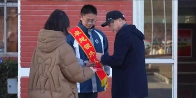逃生后续来了！网友表示：这嘉奖是不是低了凯发k8国际首页登录地震中高中生背起同学(图5)