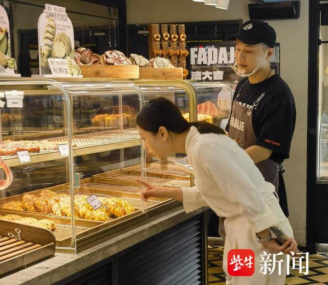 ！曾火到要排队的面包店如今风光怎样？K8凯发登录入口又一家85°C关店(图1)