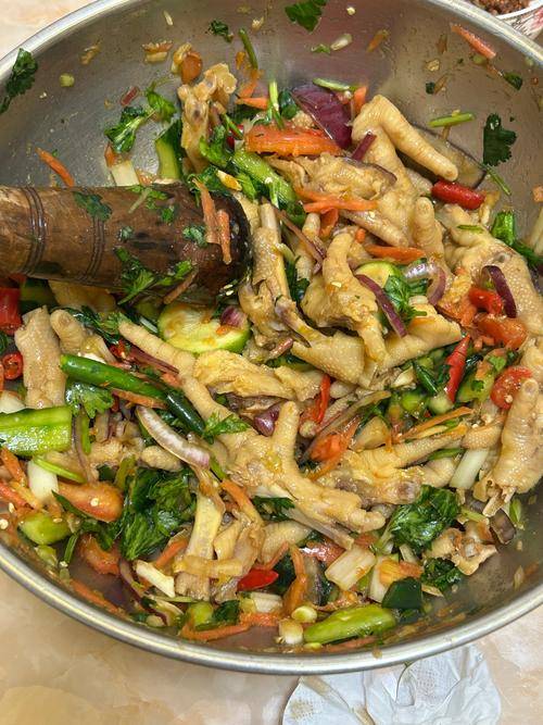 酸辣开胃带你领略东南亚风情的美食烹饪秘籍K8凯发国际风味独特的泰式冬阴功汤做法(图2)